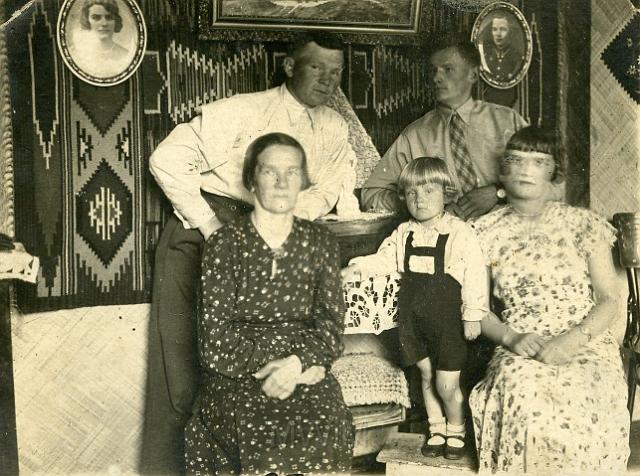 KKE 3077-30.jpg - Od lewej: stoją Zenon Czerniewski i Józef Czerniewski(brat). Od lewej: siedzą Aleksandra Rynkunas, Ryszard Czerniewski i Jadwiga Czerniewska, Wilno, 1934 r.